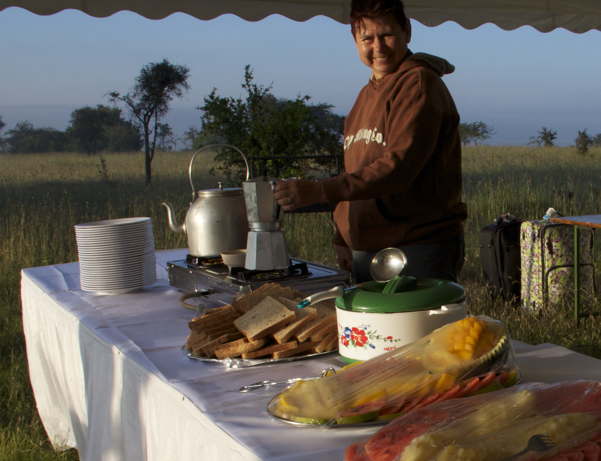  Elvira Wolfer, Safari-Expertin aus der Schweiz, beim Safari Frühstück